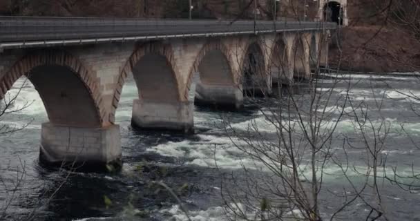 Sviçre Yakınlarındaki Rhine Şelalesi Ndeki Köprüde Nehirden Geçen Eski Demiryolu — Stok video