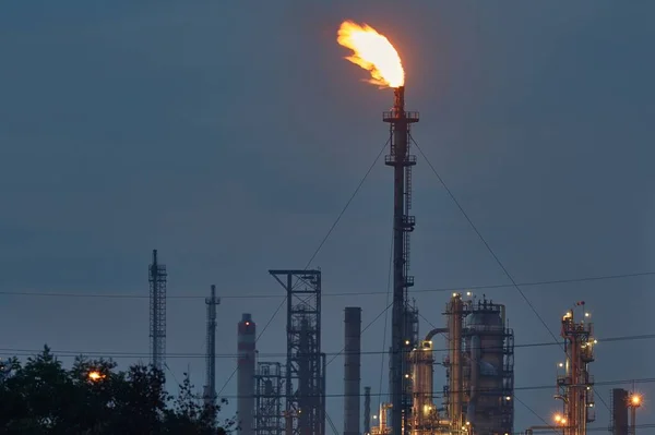 Torch Munstycke Ett Oljeraffinaderi Lågan Mörkret Förbränning Överflödig Gas — Stockfoto