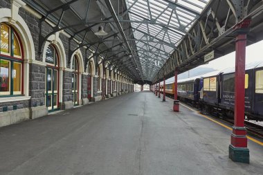 Dunedin, Yeni Zelanda - 2016 dolayları: Dunedin tarihi tren istasyonu ve platformun yanında bir tren