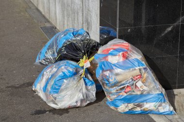 Basel, İsviçre - 2016 dolayları: Daha önce bir kentsel sokakta çöp torbaları toplandı ve geri dönüşüm için götürüldü