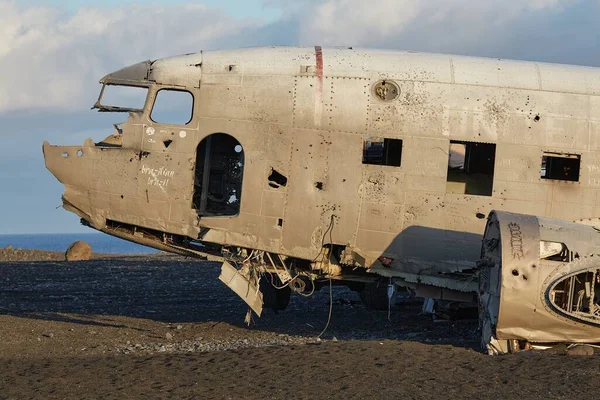 Solheimasandur, İzlanda - 2018 yılı: İzlanda 'da ABD Hava Kuvvetleri' nin ünlü DC-3 uçak enkazı