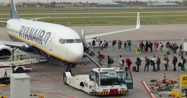 Berlin Allemagne Circa 2021 Ryanair Boeing 737 Embarque Des Passagers — Video