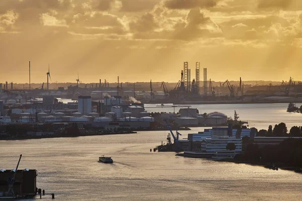 Rotterdam Dan Liman Bölgesine Doğru Görüş Arka Planda Sanayi Tesisleri — Stok fotoğraf