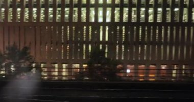 Berlin 'de gece treni yolculuğu, yerel bir trenin penceresinden geçen şehir binaları..