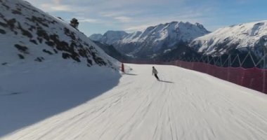 Alplerde snowboard yapmak, hızlı alçak açı takip etmek, telsiz ve tam kare kamera ile çekim yapmak.