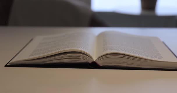 Libro Aperto Tavolo Con Dof Poco Profondo — Video Stock