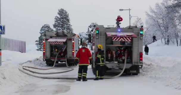 フィンランドのSaariiselka Circa 2022 フィンランドのラップランドにあるショッピングセンターKuukkeliの火災トラック 炎の拡散を阻止しようとする消防士緊急信号機 — ストック動画