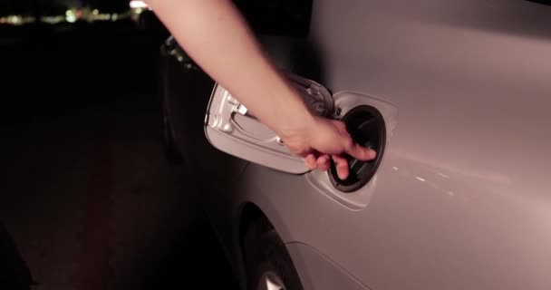 Gasolinera Llenando Combustible Coche Una Gasolinera Por Noche — Vídeo de stock