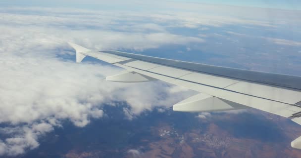 曇り空のパノラマの上に翼面ウィンドウビュー航空機 — ストック動画