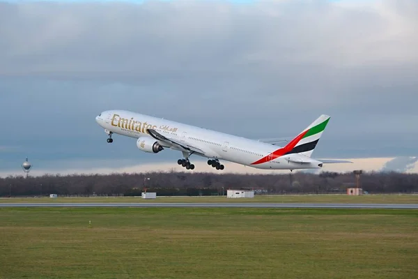 Budapeste Hungria Circa 2015 Emirates Boeing 777 300 Decolando Aeroporto — Fotografia de Stock