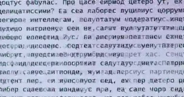 Bilgisayar ekranındaki LCD yakın plan metinde rastgele oluşturulmuş Rusça kelimeler kaydırılıyor