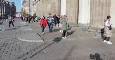 Berlin, Almanya - 2021 dolaylarında Brandenburg Kapısı 'nın yanından geçmek, Berlin' in merkezinde tarihi bir dönüm noktası. Turistler ana meydanı geziyorlar