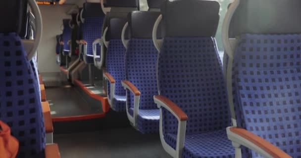 Innenraum Eines Personenzuges Mit Leeren Sitzen — Stockvideo