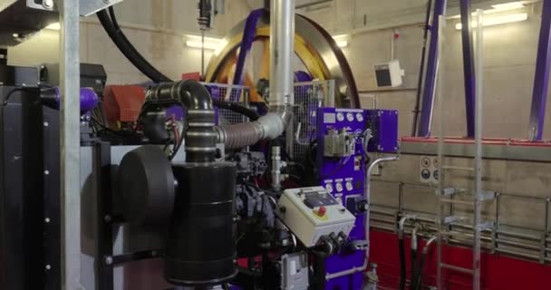 Grand Volant Tournant Dans Salle Des Machines Industrielle Téléski Cabine — Video