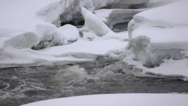 Snelle Rivier Stroomt Noordelijke Winter Meestal Bevroren Ijsblokken Slow Motion — Stockvideo