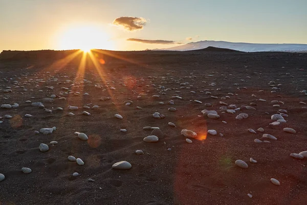 Islandia Czarny Piasek Krajobraz Kamieniami Leżącymi Ziemi Oślepiające Słońce Horyzontu — Zdjęcie stockowe