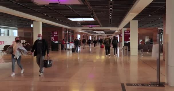 Berlín Alemania Circa 2021 Interior Del Edificio Terminal Aeropuerto Internacional — Vídeo de stock