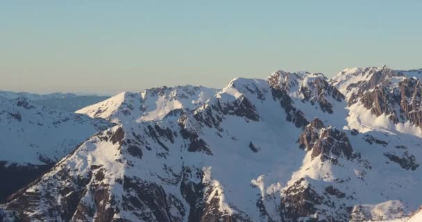 冬の雪の山 雪の高い山の壮大な風景 — ストック動画