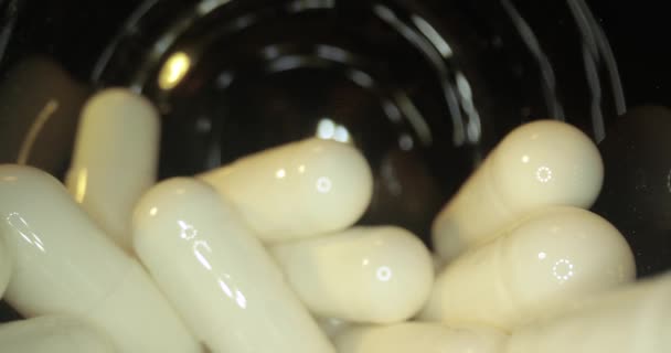 Medicina Pillole Droga Una Bottiglia Lente Macro Sonda Tirando Indietro — Video Stock