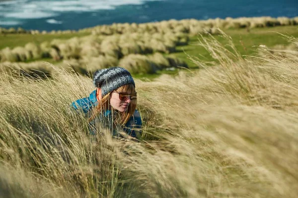 Young Woman Squatting Tall Grass New Zealand Nature Trail — Stock Photo, Image