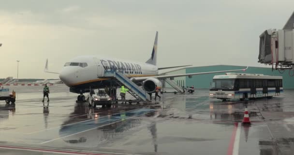 Budapeste Hungria Por Volta 2021 Aeronaves Ryanair Que Chegam Aeroporto — Vídeo de Stock