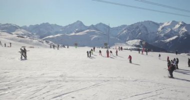 Alpe dHuez, Fransa - 2022 civarı: Fransız Alplerinde kayak yamacı, bir kayak istasyonundan görüş, popüler kayak merkezindeki birçok insan