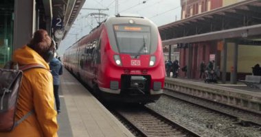 Rostock, Almanya - 2021 dolaylarında Rostock istasyonuna gelen tren ve yolcu alımları. Devlet demiryolu şirketi D.B. Warnemunde sahil kasabasına giden treni işletiyor.