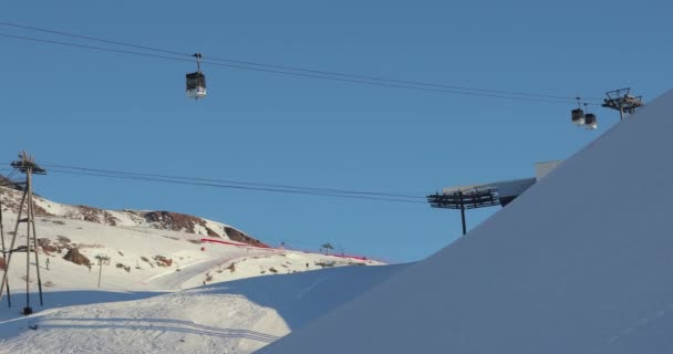 Skidliftstugor Snöiga Berg Alpe Dhuez — Stockvideo