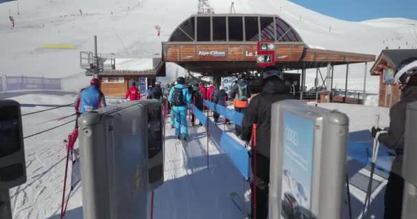 Alpe Dhuez France Circa 2022 Использование Подъемника Входящего Через Ворота — стоковое видео