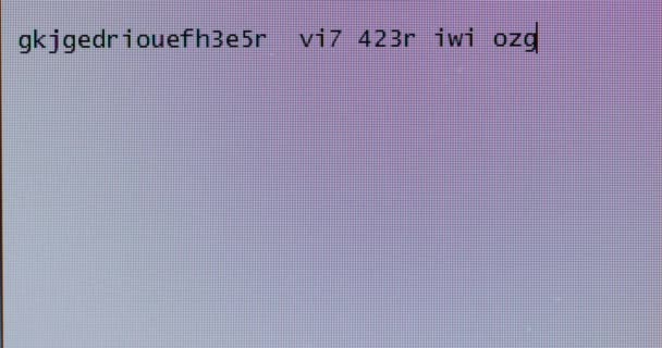 Monitore Cloeup Documento Vazio Piscando Cursor Digitando Caracteres Aleatórios — Vídeo de Stock