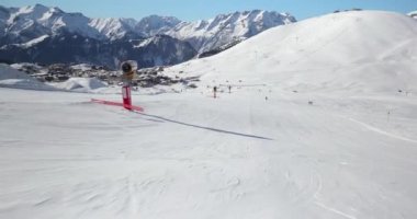 Fransa 'nın Alpe dHuez kayak bölgesinde, karlı yamaçlarda kayak yaparken, kar topları