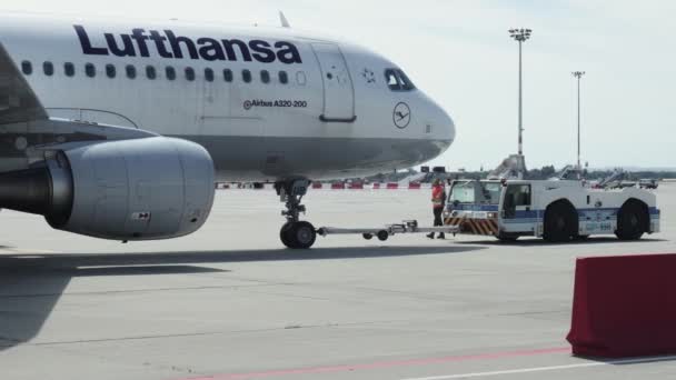 Βουδαπέστη Ουγγαρία Γύρω Στο 2022 Αεροσκάφος Lufthansa A320 Ρυμουλκείται Ρυμουλκό — Αρχείο Βίντεο