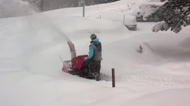 瑞士Zinal 2021年左右 人们在山上下了一场新的雪之后又开始打雪 把人行道腾出 通往停车场 — 图库视频影像