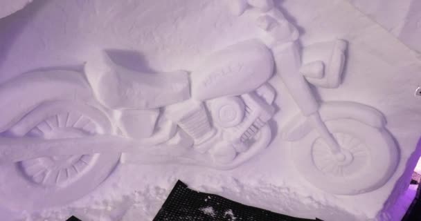 阿尔普 德怀兹 Alpe Dhuez France Circa 2022 具有美国主题的冰雕的冰洞存在 哈雷戴维森摩托车标志刻在冰墙上 — 图库视频影像