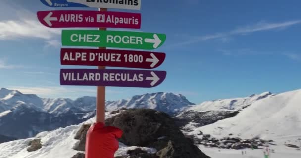 法国阿尔卑斯山脉的滑雪场 有不同滑雪场方向标志的路标 — 图库视频影像