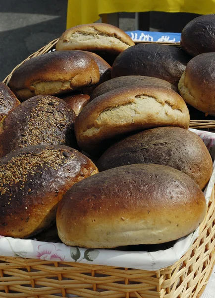新鲜的面包，在农贸市场 图库照片