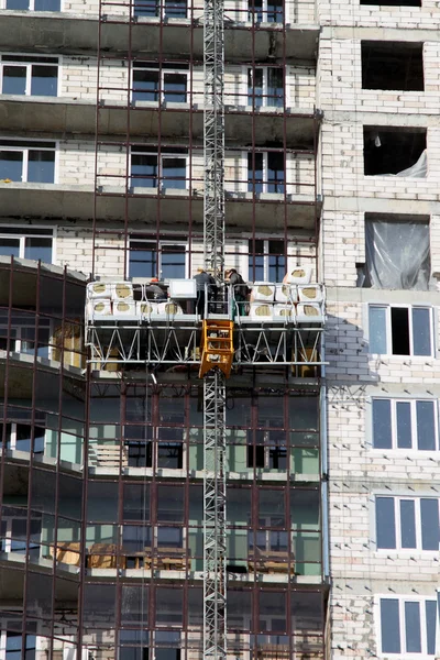 Heater lifting on the lift at apartment house building — Stock Photo, Image