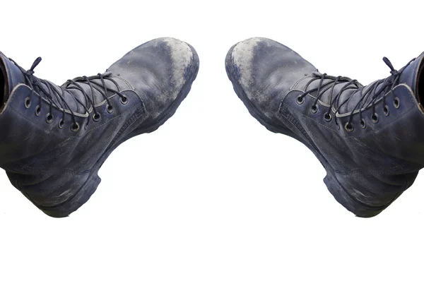 Hand håller de gamla utslitna skorna för vandring — Stockfoto