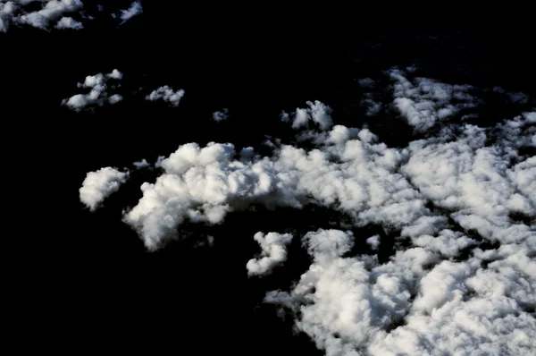 Nuvens brancas em backgroun preto — Fotografia de Stock