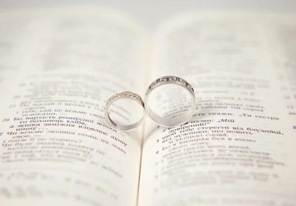 Anillos de boda en la Biblia. — Foto de Stock