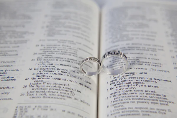 Bröllopsringar på bibeln. — Stockfoto