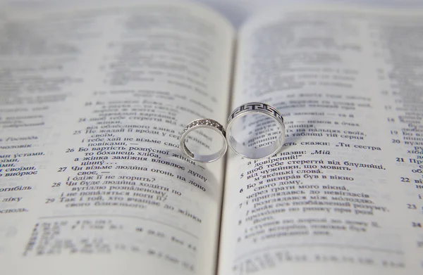 Anéis de casamento na Bíblia. — Fotografia de Stock