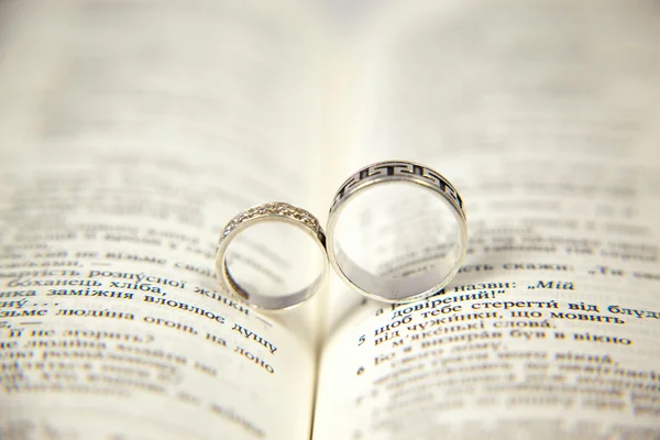 Anneaux de mariage sur la Bible. — Photo
