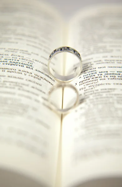 Anneaux de mariage sur la Bible. — Photo