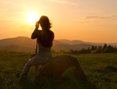 gün batımında dağ kadın silueti