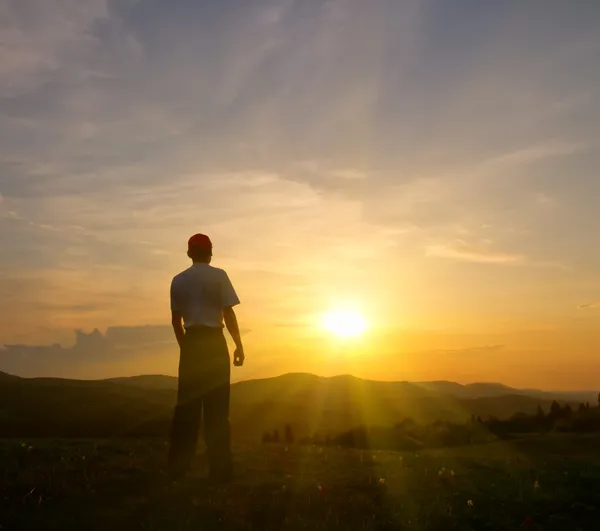 Giovane al tramonto — Foto Stock