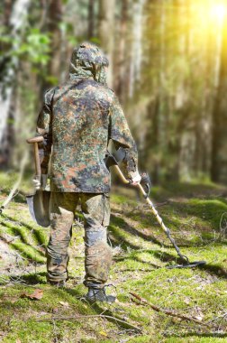 asker mayın dedektörü ile