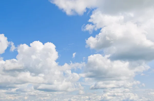 Witte wolken over blauwe hemel. natuur achtergrond. — Stockfoto