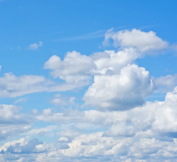 Nubes blancas sobre cielo azul — Foto de Stock