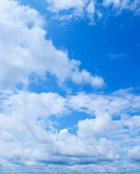 Witte wolken en blauwe hemel. natuur achtergrond. — Stockfoto